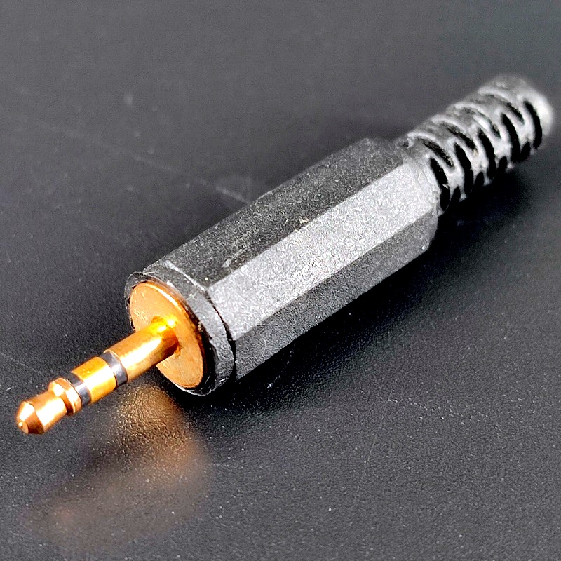 Джек стерео 2,5мм пластиковый Gold на кабель