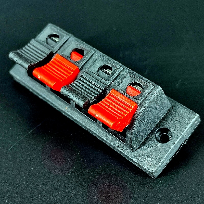 Прищепка аудио четверная пластиковая на корпус