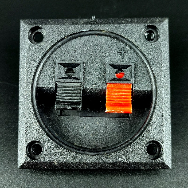 Прищепка аудио двойная пластиковая на корпус квадратная