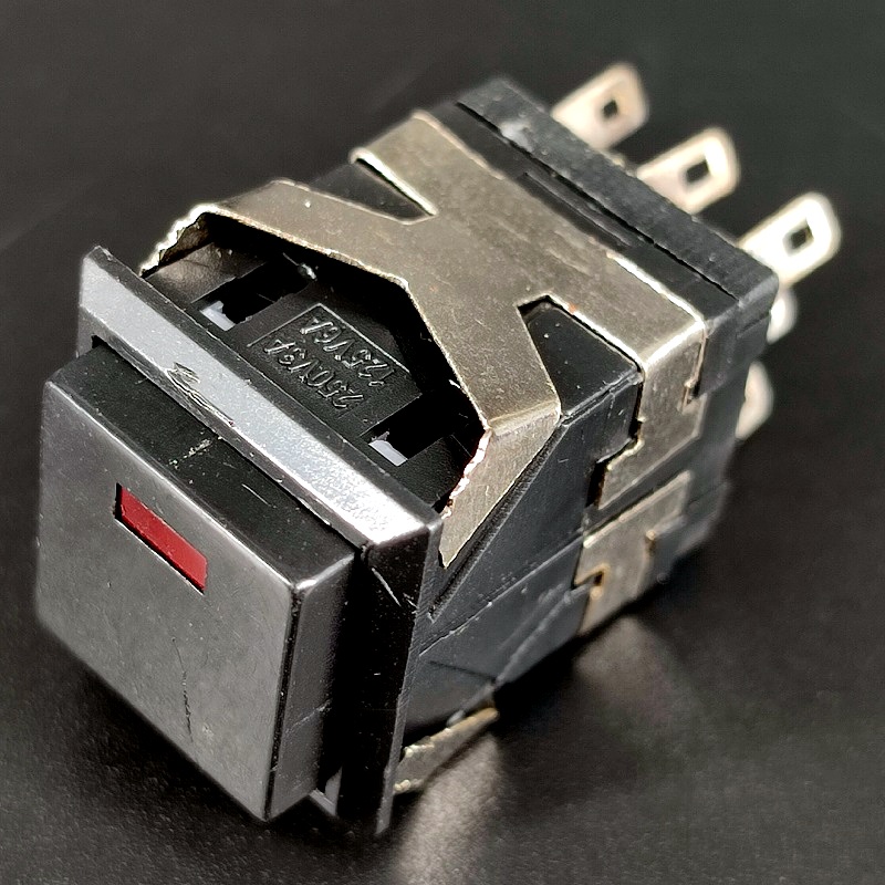 PVS-29B Кнопка 8 pin OFF-(ON), 19*19мм, квадратная черная, подсветка – светодиод, 6A-125V, 3A-250V