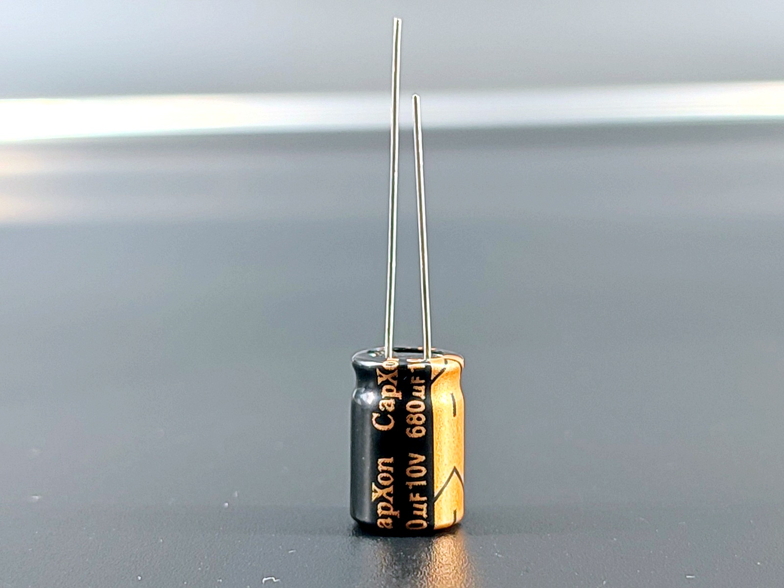 Конденсатор электролитический 680мФ — 10В CapXon Vent LZ P1226