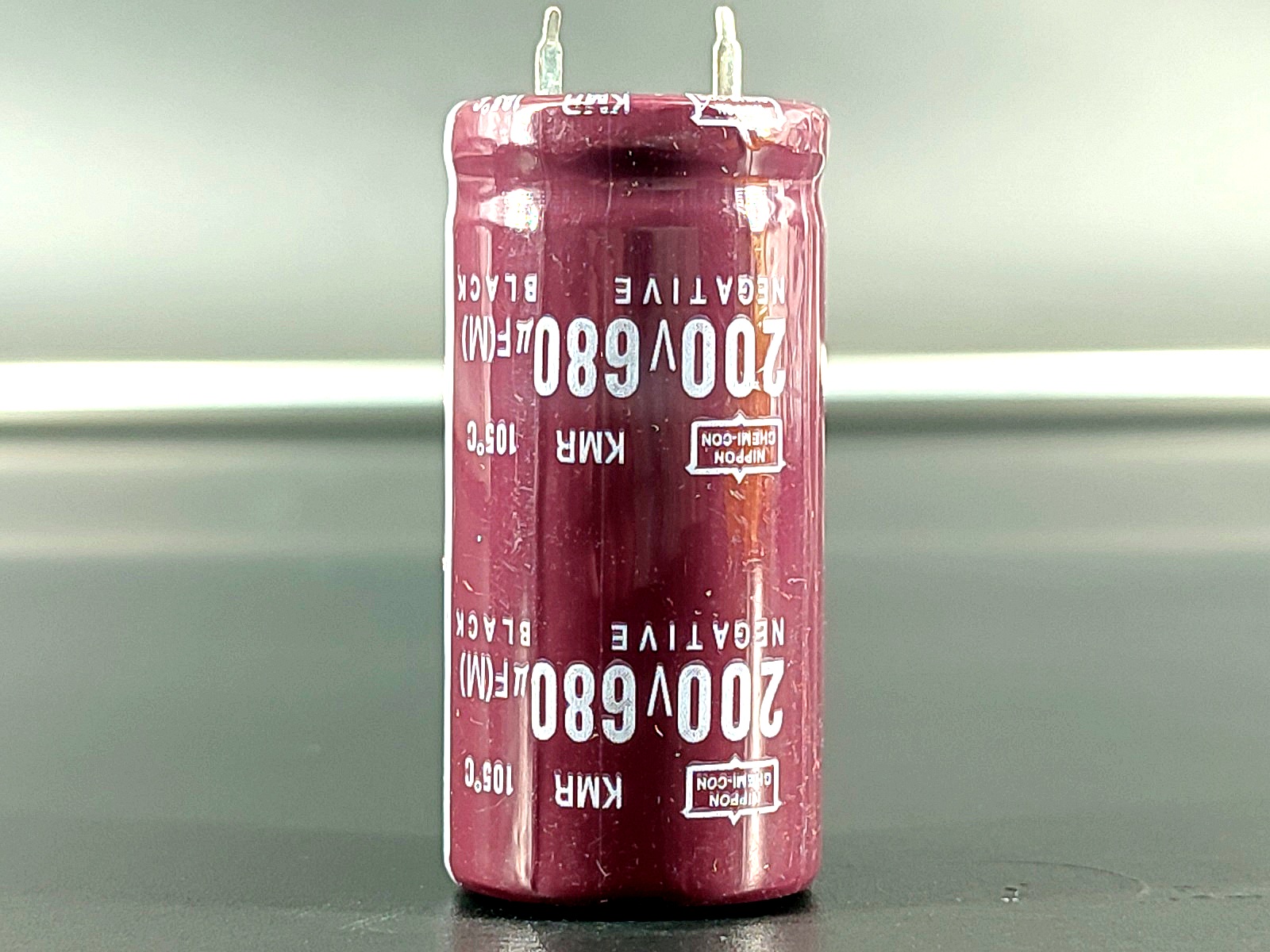 Конденсатор электролитический 680мФ — 200В Nippon Chemi-Con KMR(M)