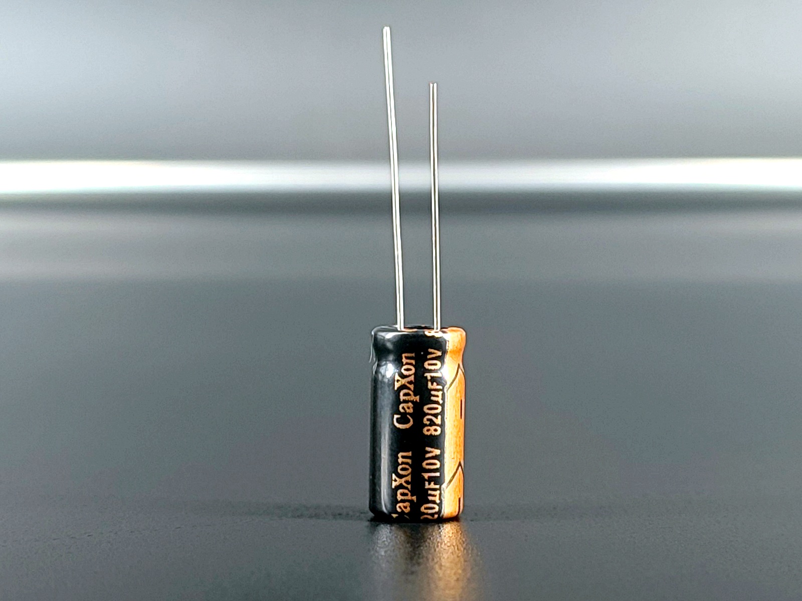 Конденсатор электролитический 820мФ — 10В CapXon Vent LZ P1226