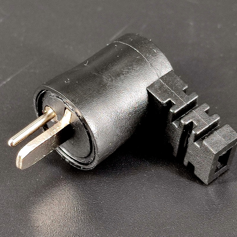 Штекер “точка-тире” угловой пластиковый на кабель под винт для колонок, черный