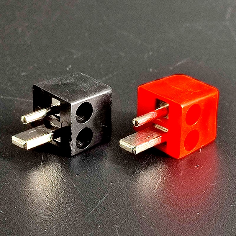 Штекер “точка-тире” пластиковый на кабель под винт, красный/черный “кубик” для колонок