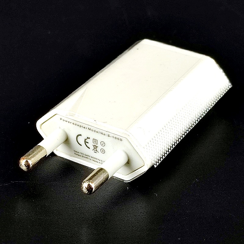 Зарядное устройство USB 1А на 220В плоское белое