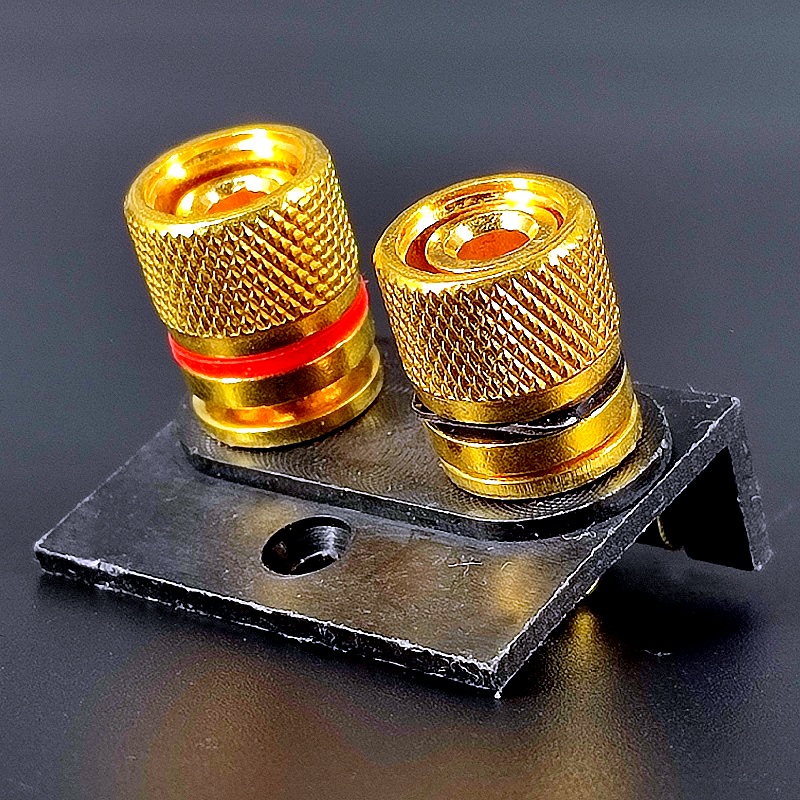 Площадка для динамика металлическая Gold на корпус короткая угловая