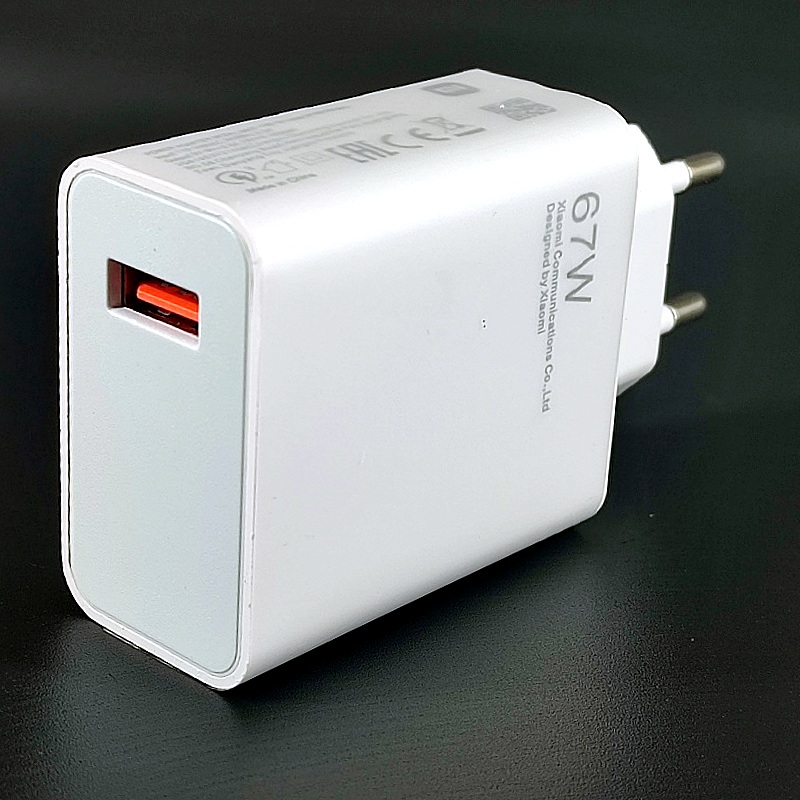 Зарядное устройство без индикации 67W, на 1 гнездо USB (5V-9V-3,0А, 10V-6,7A (max) на 220В белое