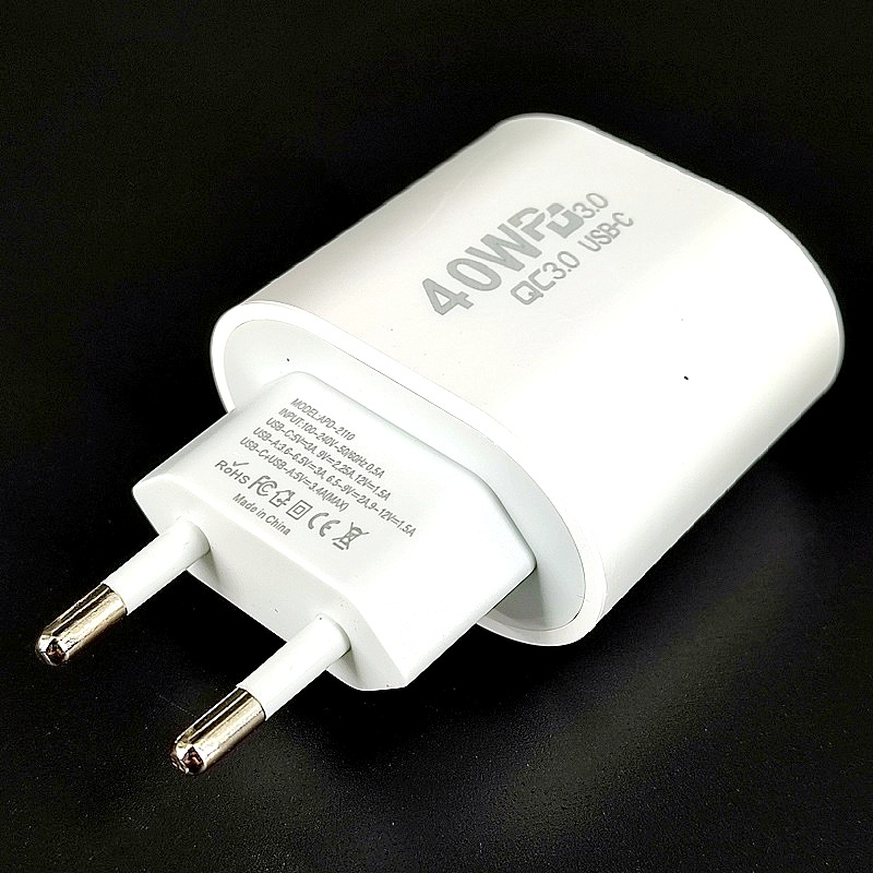 Зарядное устройство без индикации 40W на 1 гнездо USB + 2 гнезда Type-C на 220В белое
