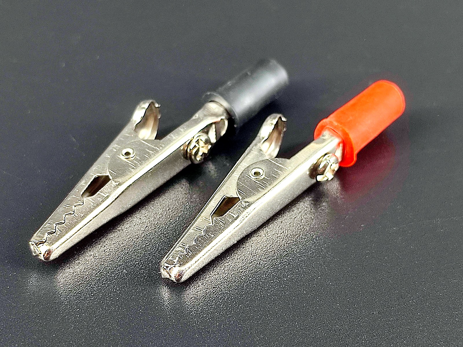 Зажим красный/черный 5A L=50мм под болт